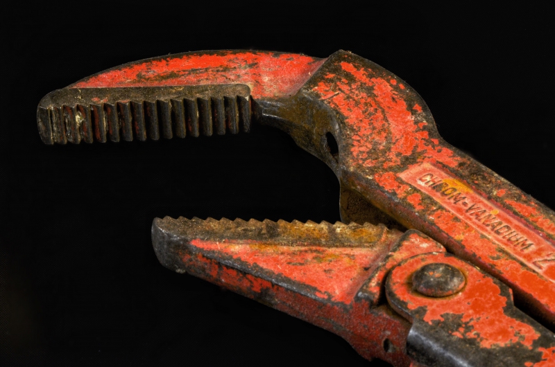 plombier-VILLENEUVE D ENTRAUNES-min_pipe-wrench-318084